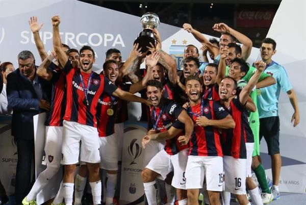 لاعبو سان لورنزو يحتفلون بتتويجهم بكأس السوبر