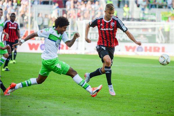 صورة من مباراة الذهاب بين فولفسبورج وإنغولشتات 