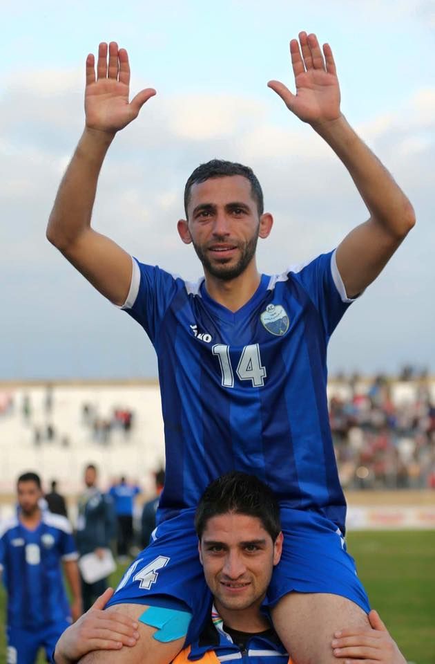 مغربي فرحاً بفوز طرابلس على آلاي القيرغيزستاني