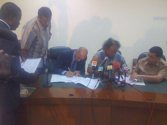 لحظة توقيع العقد بين المدرب ومسؤولي الاتحاد