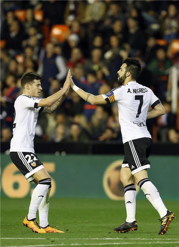  الفارو نيجريدو (يمين)