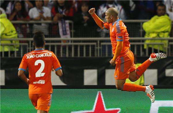 سيفيان فيجولي (يمين)