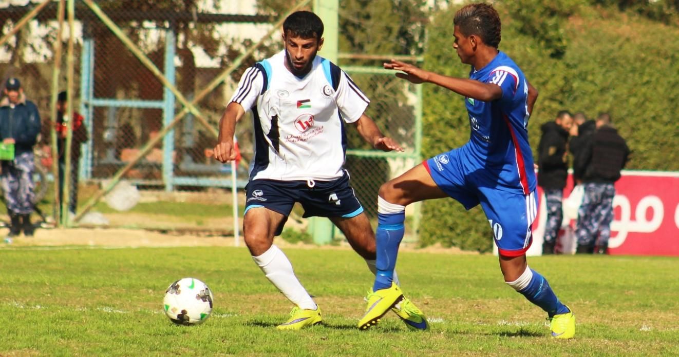 محمد عاشور لاعب الهلال يساراً و  ونهرو الجيش لاعب الشاطئ