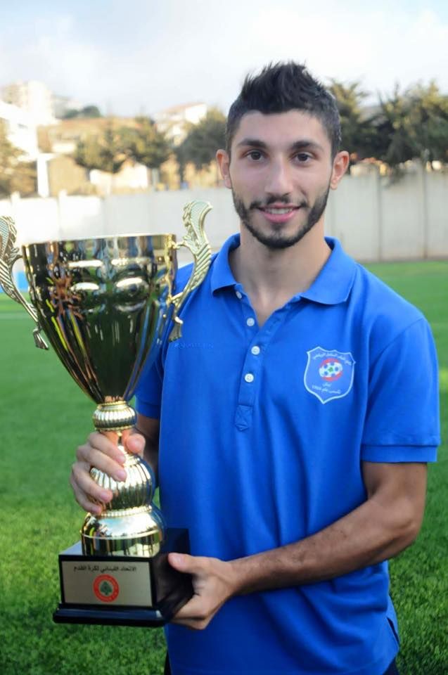 شادي عطية حاملاً كأس التحدي