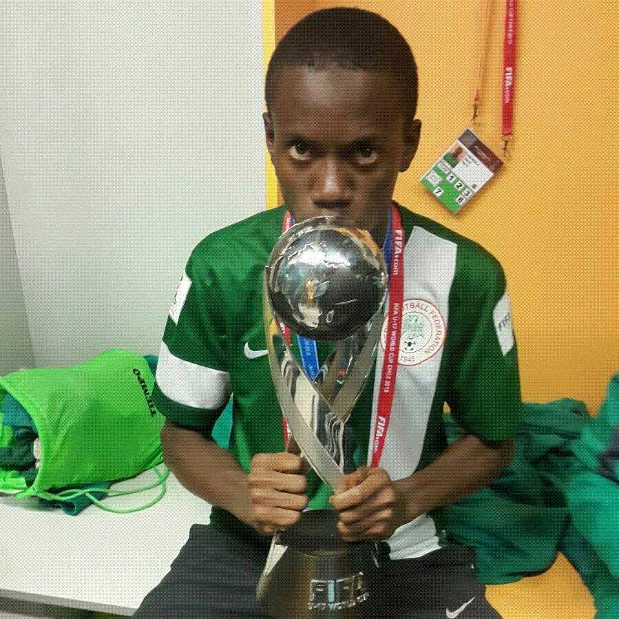 زكاري وهو يحتضن لقب بطولة العالم للناشئين