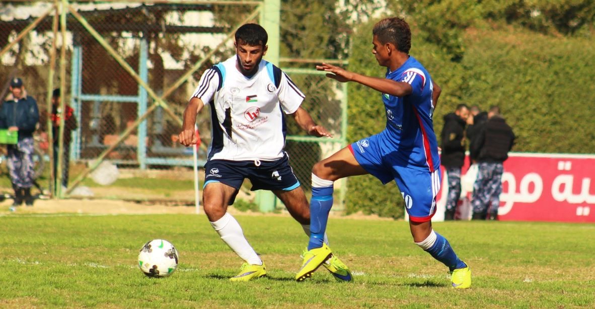 محمد عاشور  لاعب الهلال يساراً و نهرو الجيش لاعب الشاطئ