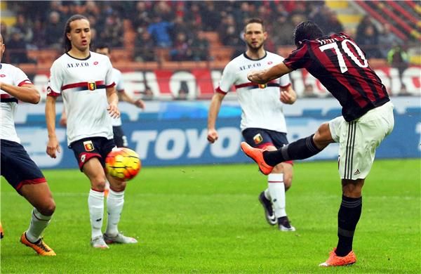 كارلوس باكا يسجل الهدف الأول لميلان