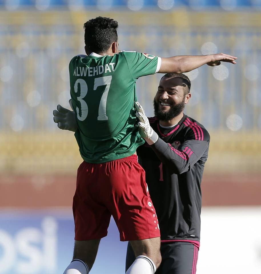 عامر شفيع يتلقى التهنئة من لاعبيه خلال مباراة كفرسوم 