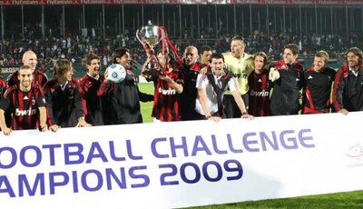 نجوم الميلان محتفلين بالفوز ببطولة دبي