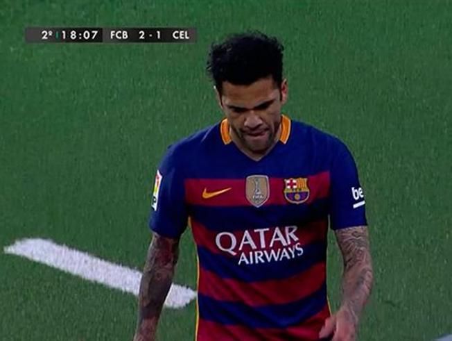 alves-barca-se-fue-mala-cara-sustituido-vidal
