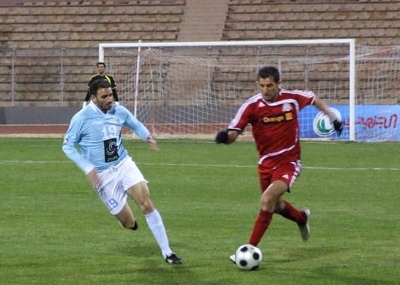 حازم جودت شباب الاردن يحاول اجتياز مؤيد سليم الفيصلي