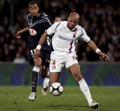 بومسونج بالقميص الابيض