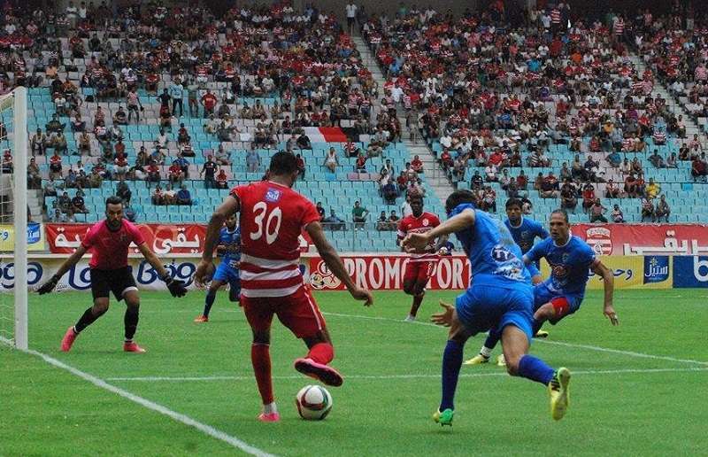 صورة من مباراة الذهاب بين الفريقين