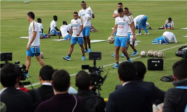 لاعبو المنتخب الكولمبي يتدربون تحت أنظار الصحفيين