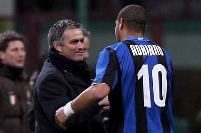 أدريانو نجى من عقوبة الايقاف بعدما سجل بيده