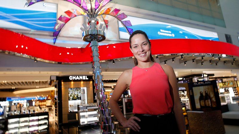  آنا ايفانوفيتش تتجول في مطار دبي الدولي