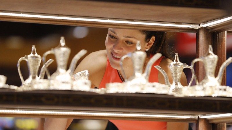  آنا ايفانوفيتش تتجول في مطار دبي الدولي