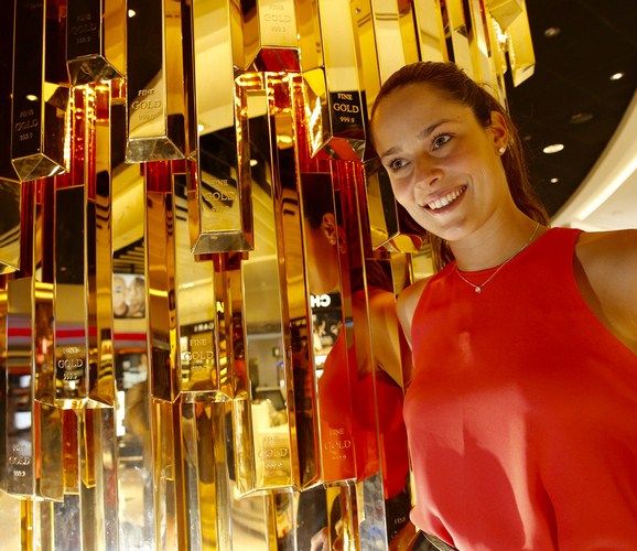  آنا ايفانوفيتش تتجول في مطار دبي الدولي