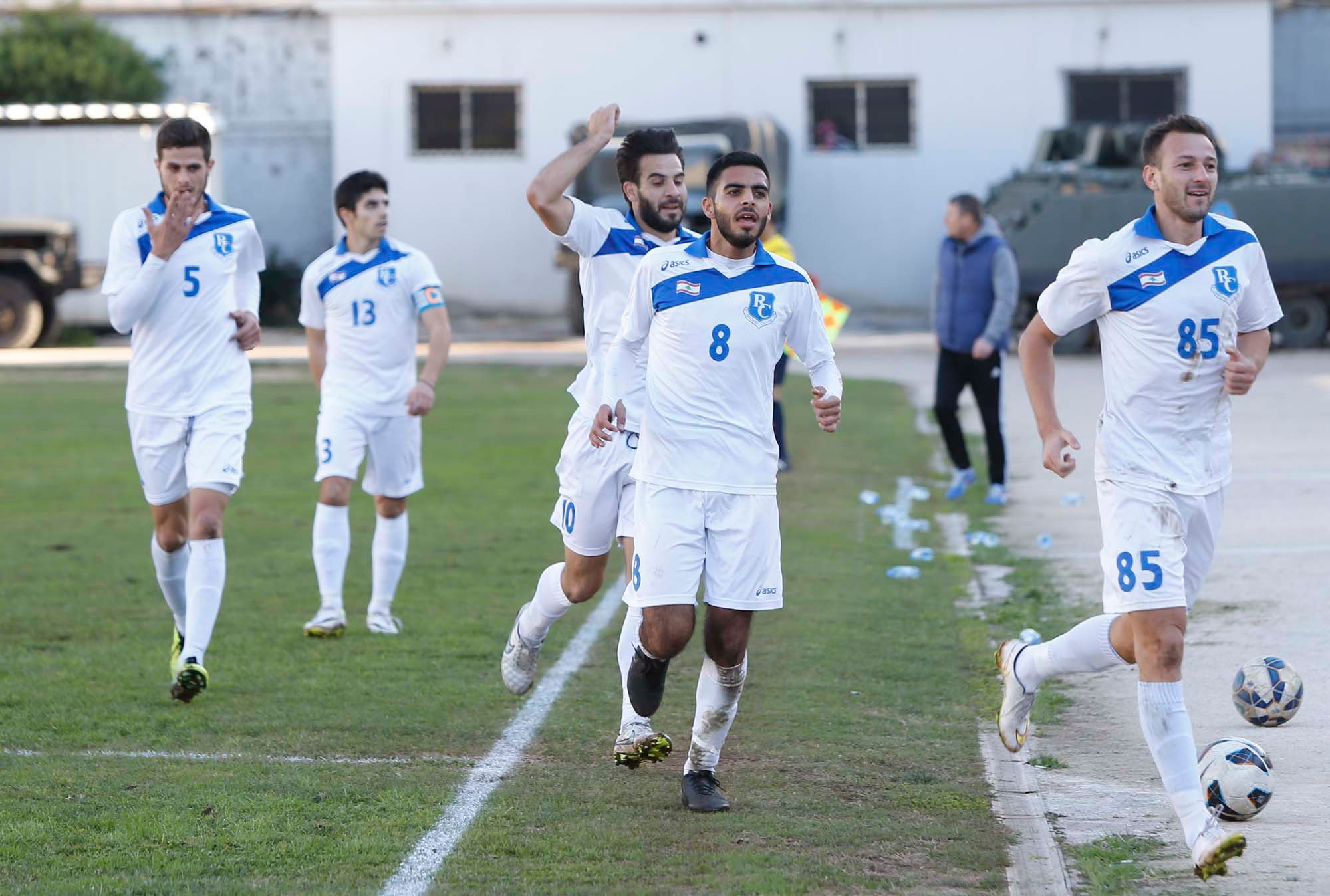 لاعبو الراسينج يحتفلون بأحد الأهداف