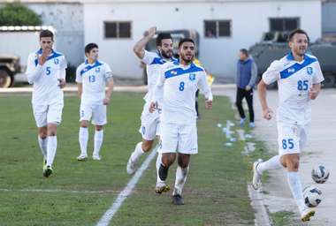 لاعبو الراسينج يحتفلون بأحد الأهداف