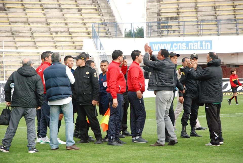 مسؤولو المرسى يصفقون على الحكم البناني بعد نهاية اللقاء