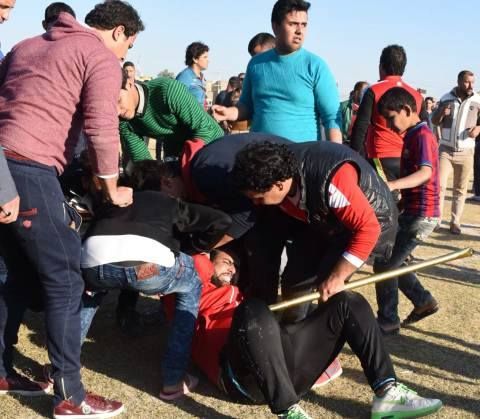 لقطة من الشغب في المباراة