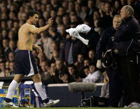 اللقطة الشهيرة بين حسام غالي ويول