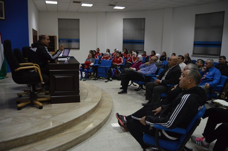 أبو هنطش خلال لقائه أولياء أمور اللاعبات 