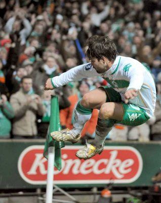 دييغو محتفلاً بهدفه في مرمى الميلان