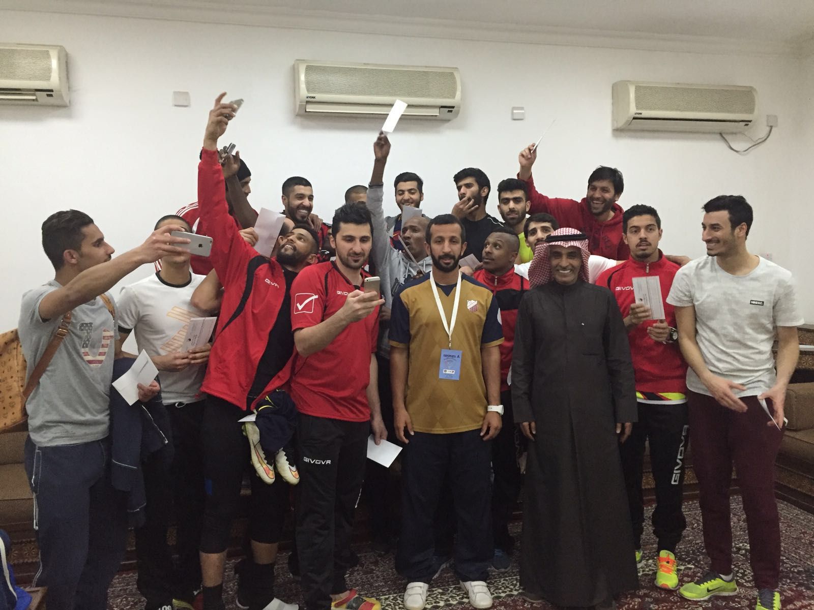 فرحة اللاعبين بالمكافأة والفوز