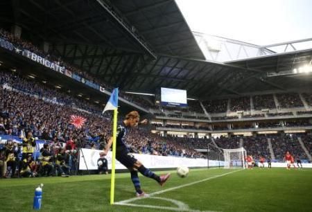 المهاجم تاكاشي أوسامي عند تنفيذه ركلة ركنية في المباراة