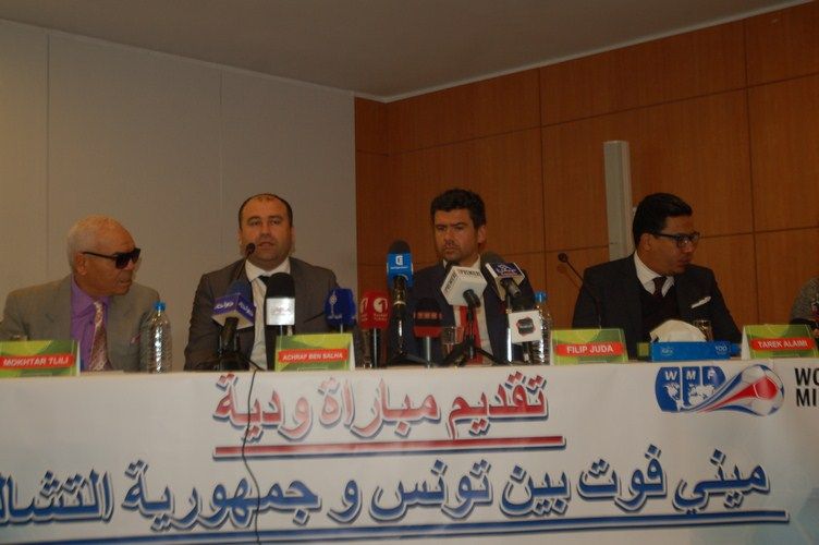 المؤتمر الصحفي الذي عقده رئيس الاتحاد الدولي لكرة القدم المصغرة