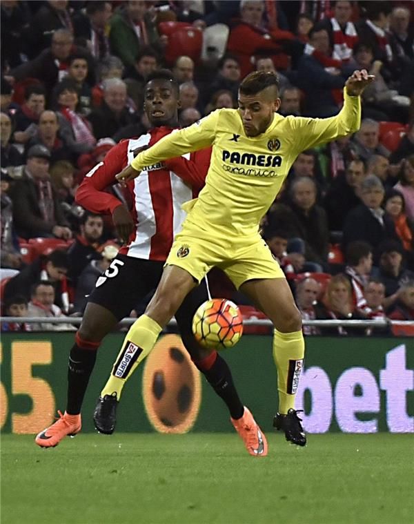 جوناثان دوس سانتوس  (يمين)