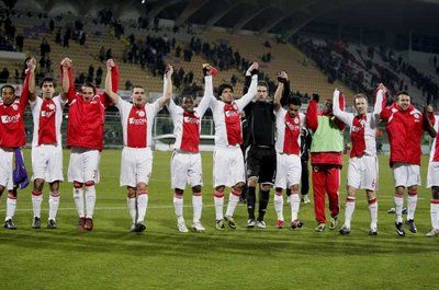 تحية لاعبي أياكس للجماهير الغفيرة التي جاءت من هولندا