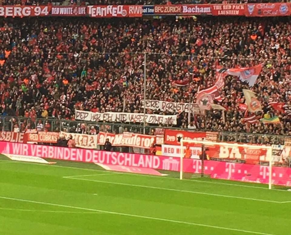 جماهير بايرن ترفع لافتة