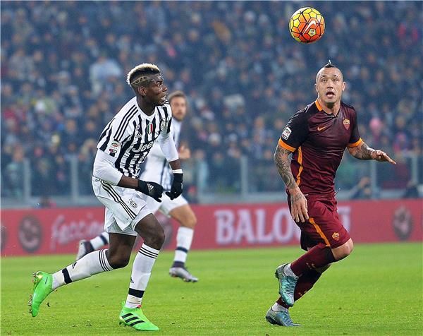 رادجا ناينجولان بقميص روما الإيطالي