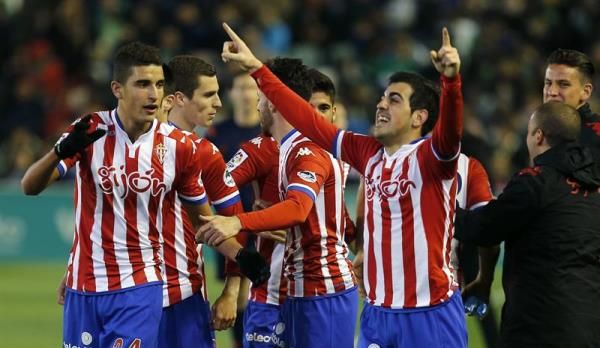 جانب من مباراة ريال بيتيس و سبورتنج خيخون 