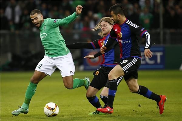 أسامة طنان لاعب سانت ايتيان(يسار)