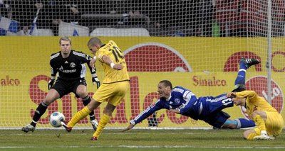 المصري زيدان يسجل هدف التعادل لدورتموند في مرمى شالكة