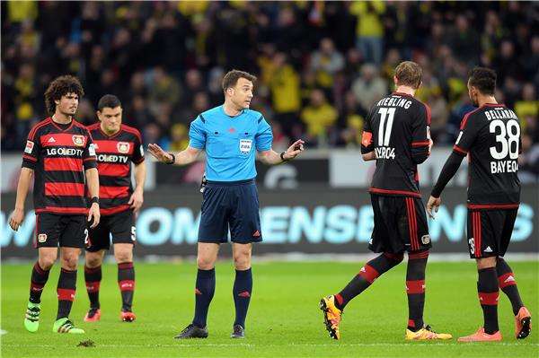 فيليكس تسفاير يوقف المباراة