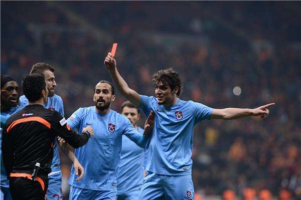 لحظة طرد صالح دورسون للحكم دينيز ات بيتنيل