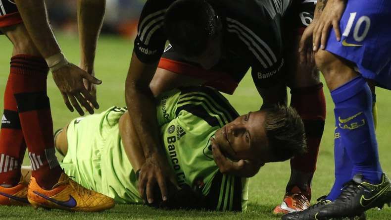 لحظة اصابة الحارس إيزيكييل أونسيان