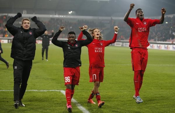 فرحة لاعبي متيولاند بفوز الذهاب