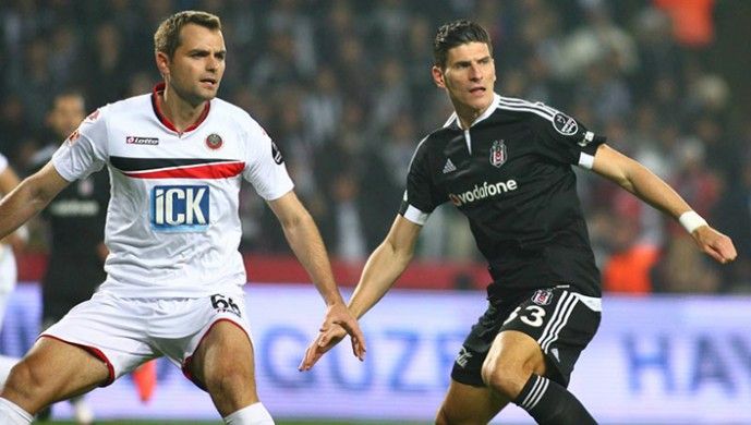 ماريو جوميز مسجل هدف الفوز