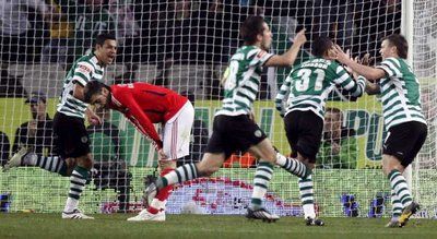 لاعبي لشبونة يحتفلون بالبرازيلي ليدسون عقب احرازه هدف في مرمي بنفيكا