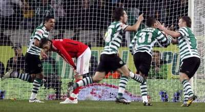 لاعبي لشبونة يحتفلون بالبرازيلي ليدسون عقب احرازه هدف في مرمي بنفيكا