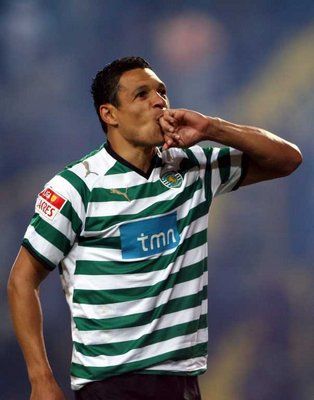 البرازيلي ديرلي يحتفل بإحرازه الهدف الثاني لبنفيكا