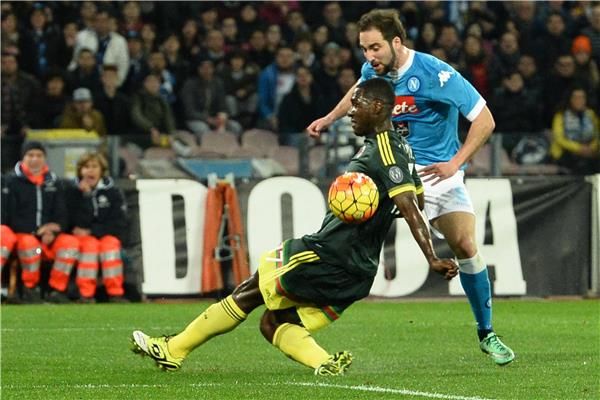 كريستيان زاباتا يعترض جونزالو هيجواين