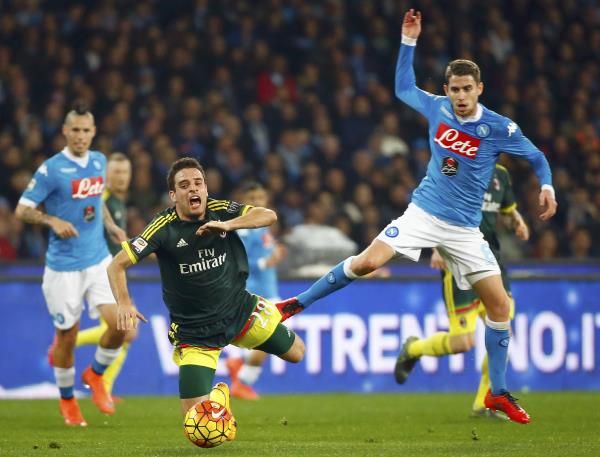 جورجينهو فريلو في صراع على الكرة مع جياكومو بونافنتورا