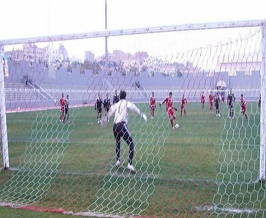 حازم جودت يسدد ركلة الجزاء لشباب الاردن بنجاح